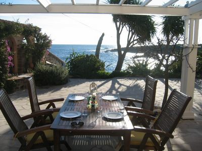 Var home vacation,French holidays villa var,outdoor dinning table of the Anthor holiday villa